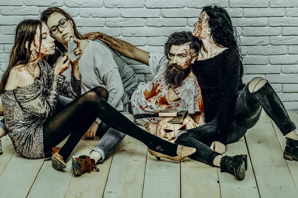 Cadılar Bayramı kanlı kabak ve balta ile adam sakallı