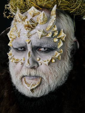 adam ya da dikenler yüz fütüristik makyaj ile canavar