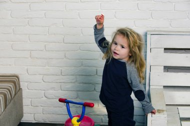 Yürümeye başlayan çocuk işaret parmağı yukarıya