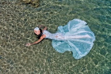 Deniz manzarası üzerinde gün güneşli yaz gelin