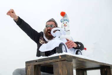 Beyaz gökyüzü üzerinde heyecanlı hipster