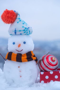 Kardan adam kış arka plan üzerinde mevcut kutusu