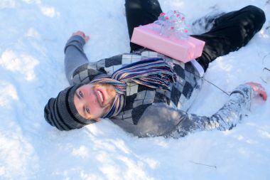 Maço üzerinde şapka, kazak ve eşarp kış günü gülümseyen