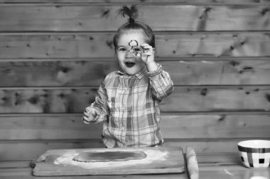 şirin çocuk hamur ve un, yemek tutan metal kalıp