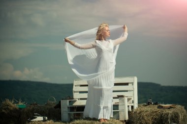 Güneşli beyaz elbiseli kız