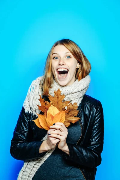 Femme avec des feuilles d'automne en veste en cuir — Photo