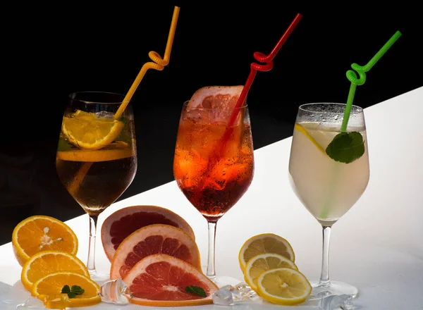 Cocktail or colorful drink with fruit slices — Stock Photo, Image
