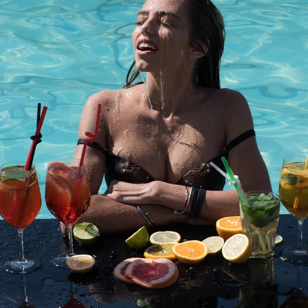 Женщина с алкогольными напитками и фруктами . — стоковое фото
