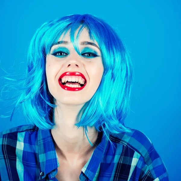 Parlak yapay saç ile gülümseyen kız.