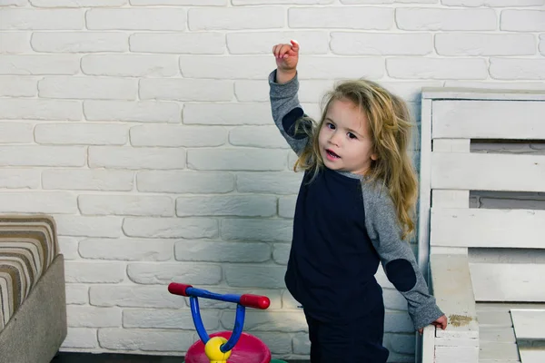 Yürümeye başlayan çocuk işaret parmağı yukarıya