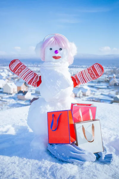 pembe peruk hediye paketi ile yapılan yeni yıl kardan adam