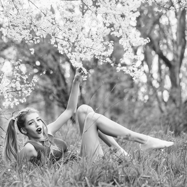 Bella ragazza in fiore — Foto Stock