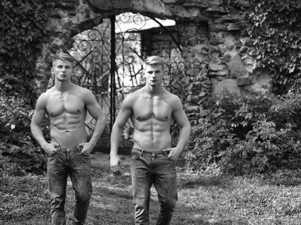 Sexy muscular gêmeos — Fotografia de Stock