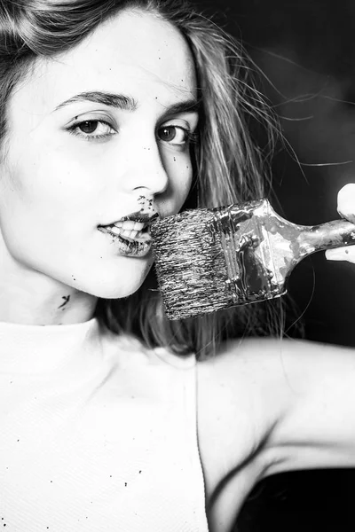 güzel kız Oluşturucu, ressam ile siyah boya fırçası, kirli SK vardır