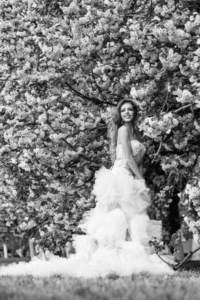 Menina glamour em flor rosa — Fotografia de Stock