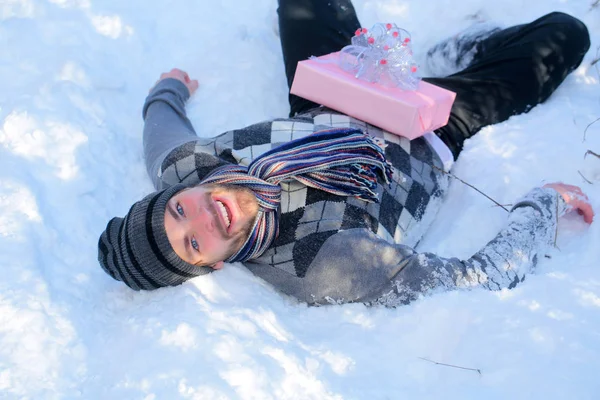 Maço üzerinde şapka, kazak ve eşarp kış günü gülümseyen