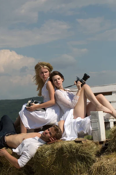 Mavi gökyüzü güneşli günde rahatlatıcı gör