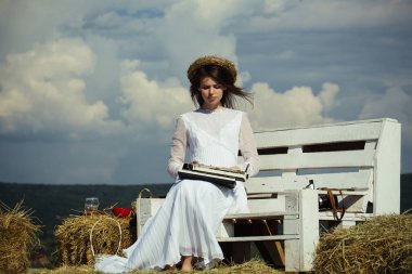 Bulutlu gökyüzü daktiloda yazarak kadın