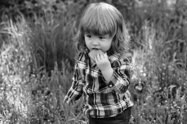 Küçük çocuk açık