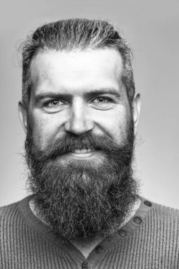 gülümseyen adam sakallı