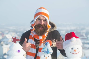 Adam ile karlı heykeller Yaşasın vererek