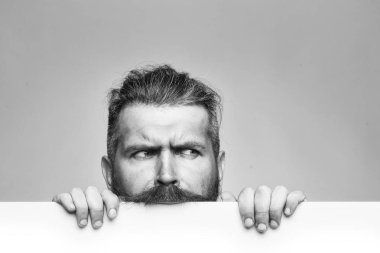 kağıt ile üzgün adam