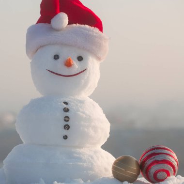 Yeni yıl kardan adam beyaz kar ile dekorasyon oyuncak.