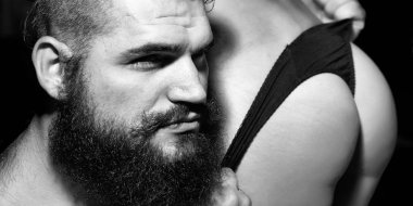 Sakallı adam kadın kalça ile