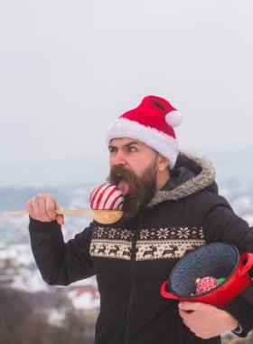 Kırmızı santa şapka ve paltosunu açık ağzına adamla