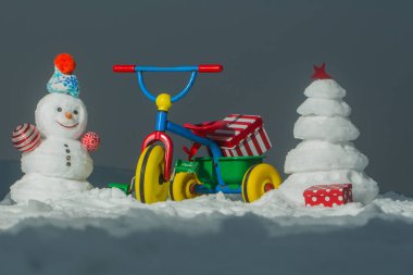 Kardan adam ve kar xmas ağacı üzerinde gri gökyüzü