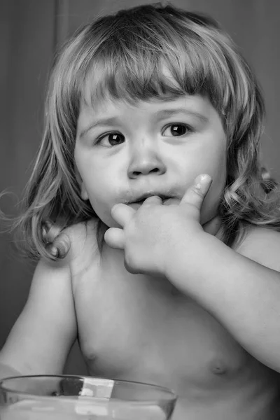 ヨーグルトを食べる小さな男の子 — ストック写真