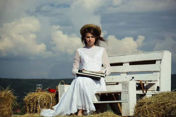 Bulutlu gökyüzü daktiloda yazarak kadın