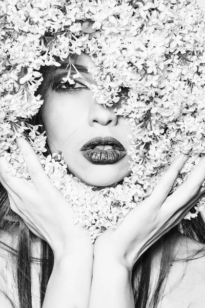 Lilac flowers around girl face — Stock Photo, Image