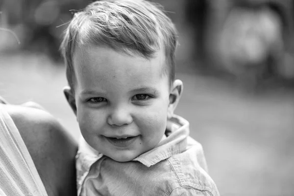 Niedliche glückliche Baby-Junge lächelt — Stockfoto