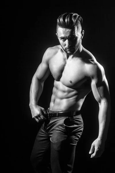 肌肉猛男的英俊性感运动员身体在裤子里 — 图库照片