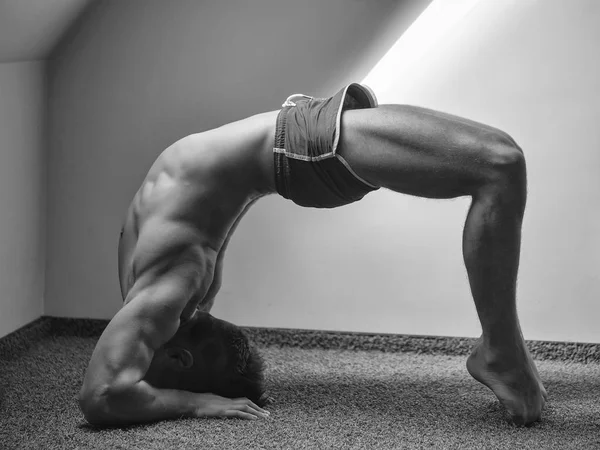 Uomo di yoga muscolare in posizione ponte — Foto Stock