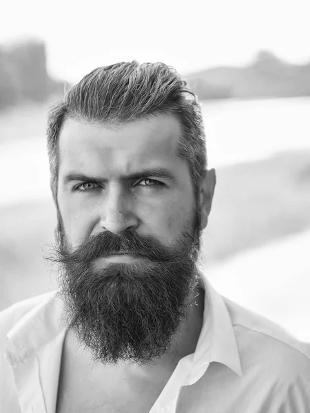 Mavi gökyüzü üzerinde sakallı adam