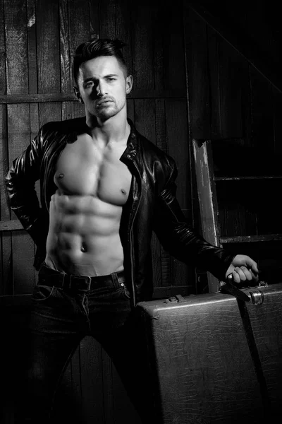 Takım elbise çantası ile birlikte güçlü adam