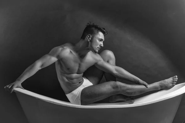 Musculoso hombre en bañera —  Fotos de Stock