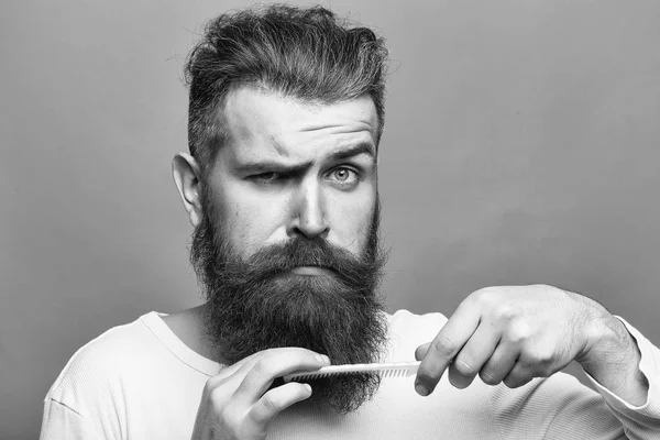 Homem barbudo com escova de cabelo — Fotografia de Stock