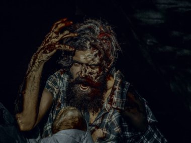 Cadılar Bayramı adam koyu arka plan üzerinde kanlı elleri ile