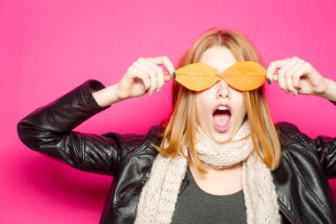 Fularlı şık saç ile sürpriz modeli.