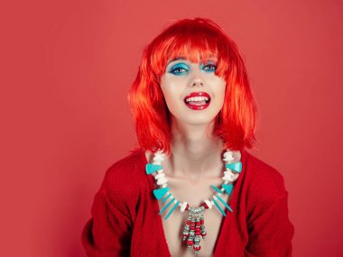 Etnik takı parlak yapay saçlı gülümseyen kız.