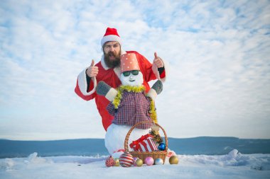 Kardan adam gözlük ve kova kafa