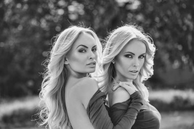 Yeşil elbiseler güzel sarışın kadın