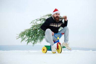 Üç tekerlekli bisiklet üzerinde karlı manzara kişini