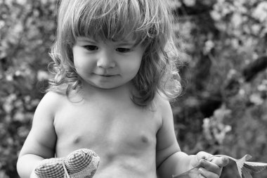 Küçük çocuk yaz saati sahiptir