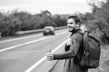 Genç adam otostop autostop