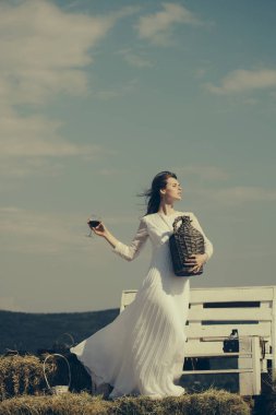 Alkol içki ile güneşli günde model