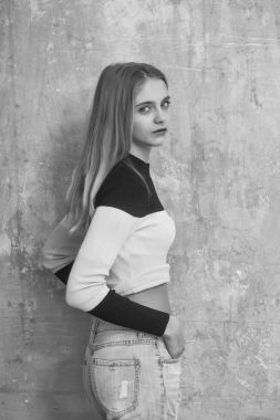 Şık kazaklı sarışın saçlı genç ve güzel kız